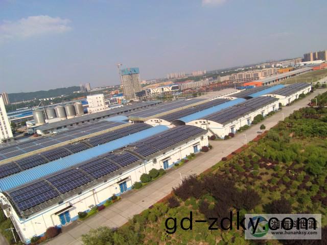 工(gong)廠(chang)屋(wu)頂太陽能(neng)光(guang)伏(fu)髮電(dian)係(xi)統(tong)