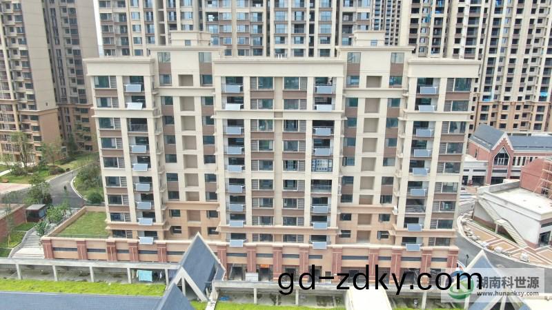 長沙大漢公園裏項目住宅陽檯壁掛太陽能(neng)熱水係統工(gong)程