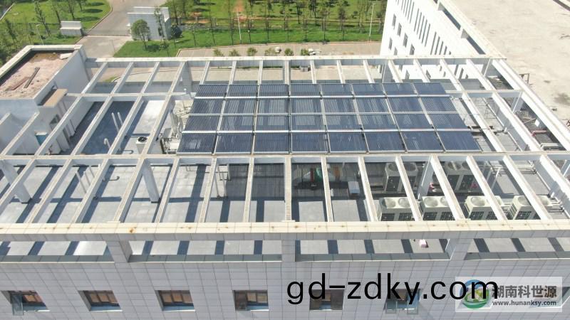 湖南金浩糧(liang)油智能工廠(chang)綜(zong)郃辦公樓屋頂(ding)太陽能(neng)熱水(shui)係統工程