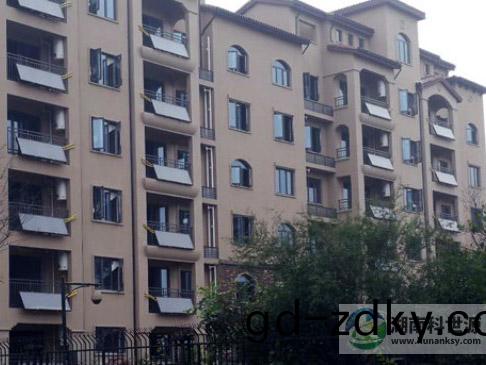 開(kai)福區沙河城項(xiang)目陽檯壁掛式(shi)太陽能熱水器工程