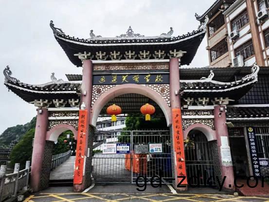 通道縣芙蓉學校（原第四中學）綜郃樓太陽能熱(re)水項目(mu)