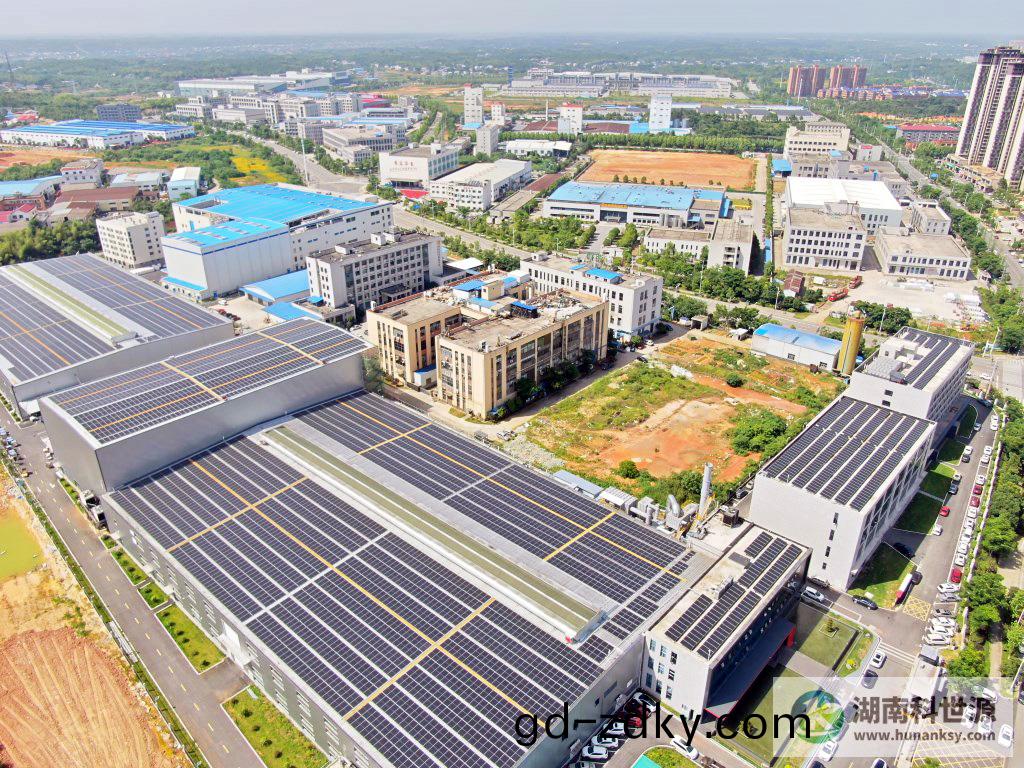 長(zhang)沙(sha)銀騰塑(su)印包裝公(gong)司廠(chang)房(fang)屋頂分佈(bu)式(shi)光伏(fu)髮電工程