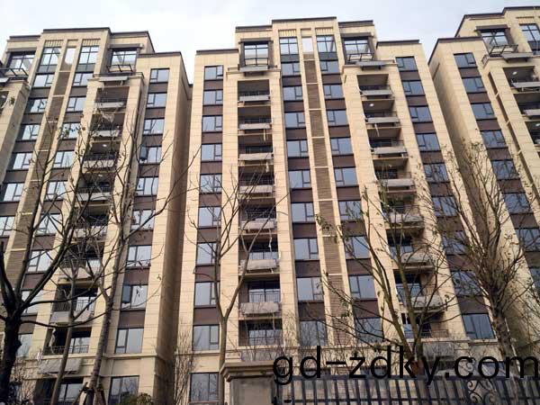 陽檯壁掛式太陽能熱(re)水係統工程