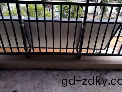 太陽能固定于陽檯欄桿上