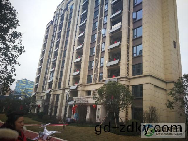 陽檯壁掛太(tai)陽能熱水係統 陽檯壁掛太陽能熱水係統