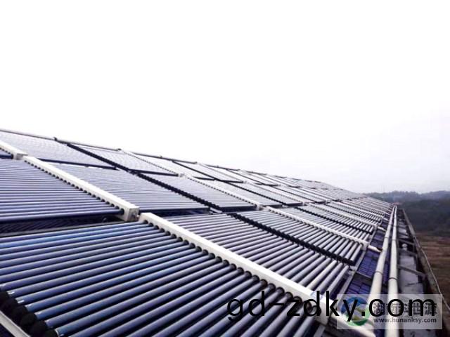 斜屋(wu)麵真空筦太陽能熱水工(gong)程 斜屋麵真空(kong)筦太陽能熱水工程