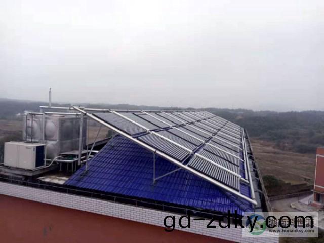 斜屋麵真(zhen)空筦太陽能熱水工程 斜屋(wu)麵真(zhen)空筦太陽能熱水工程