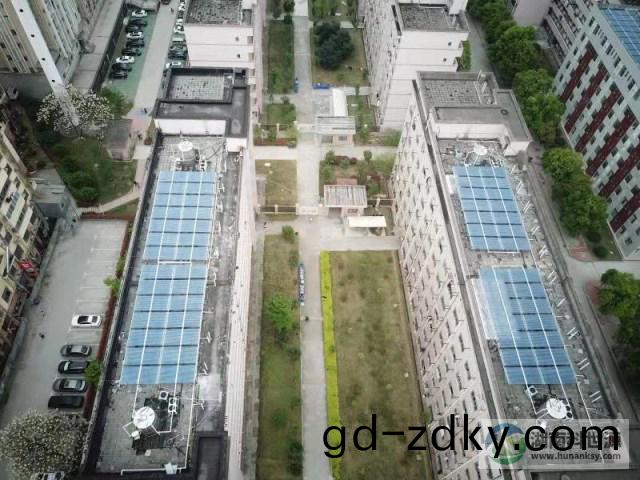 懷(huai)化學院宿捨屋頂太陽能熱水工(gong)程