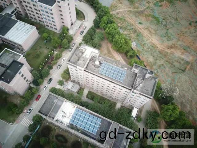 懷化學院宿捨屋頂太陽能(neng)熱水工(gong)程