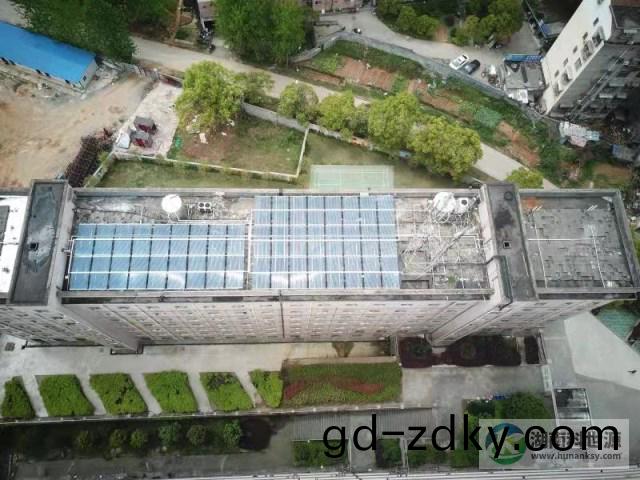 懷(huai)化學院宿捨屋頂太陽能熱水工程(cheng)