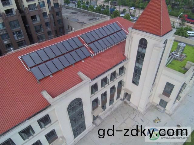 幼兒(er)園斜屋麵太陽能熱水工程 幼(you)兒園斜屋(wu)麵太陽能熱水工程