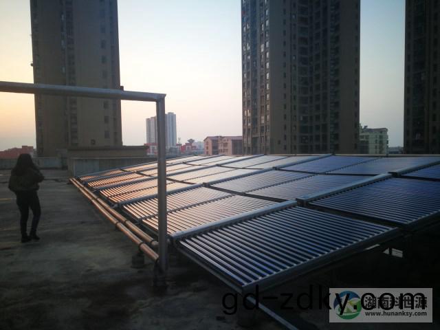 真空(kong)筦太陽能熱水工程 真空筦太陽能(neng)熱水工程