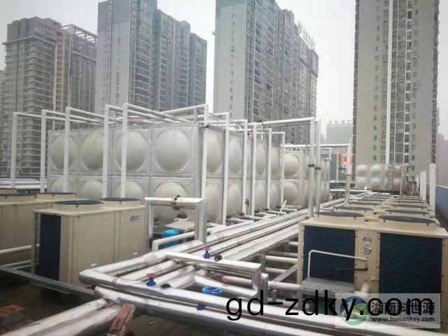 學校屋頂空氣能熱水工(gong)程 學(xue)校屋頂(ding)空(kong)氣能熱水工程