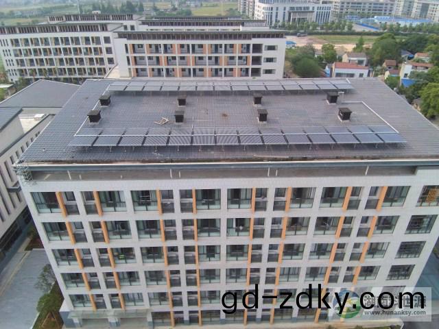 太陽能平舖大串聯熱水循環(huan)係統(tong) 太陽能(neng)平舖大串聯熱水循環(huan)係統