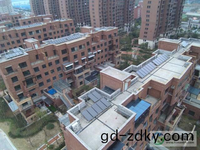 集中(zhong)集(ji)熱分戶(hu)儲熱太陽能熱(re)水係統 集中集熱分戶儲熱太陽能熱水係統