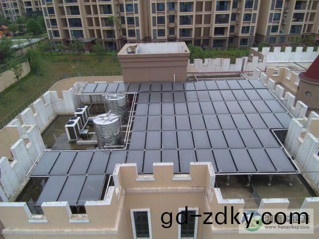 屋(wu)頂平闆太陽能熱水係統 屋頂(ding)平闆太(tai)陽能熱水係統