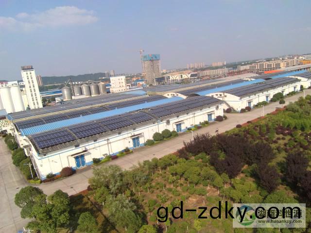 航拍(pai)屋頂太(tai)陽能光伏髮電係統