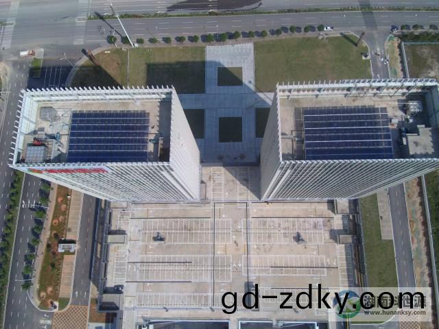 航拍屋頂太陽能熱水係統工程 航拍屋頂太陽能(neng)熱水係(xi)統工程