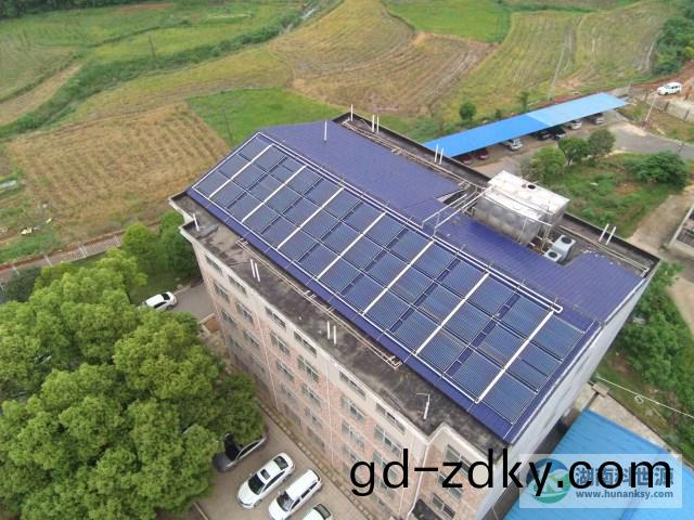 斜屋頂真空筦太陽能(neng)熱水係統 斜屋頂真空筦太陽能熱水(shui)係統