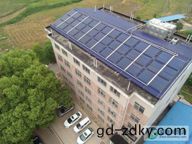 斜屋頂真空筦太陽(yang)能熱水係統 斜屋頂真空筦太陽能熱水係統