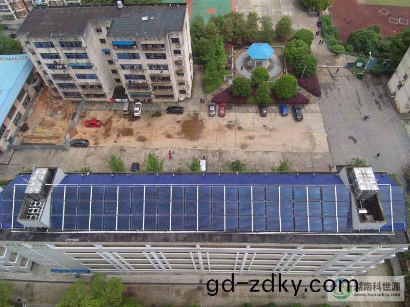 宿捨斜屋頂太陽能熱水係統(tong) 宿(su)捨斜屋(wu)頂太陽(yang)能熱(re)水係統(tong)