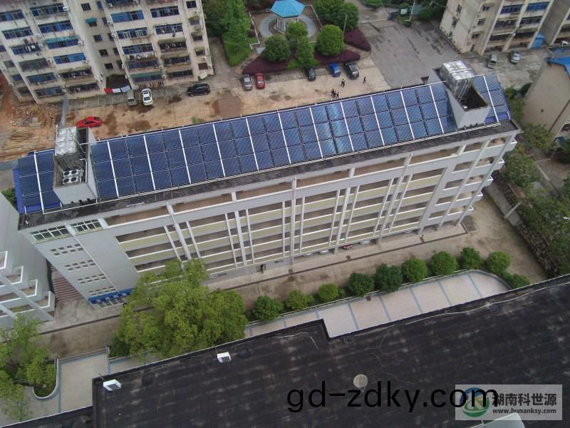 宿捨斜屋頂太陽能熱水係統(tong) 宿捨斜屋頂太陽能熱水係統