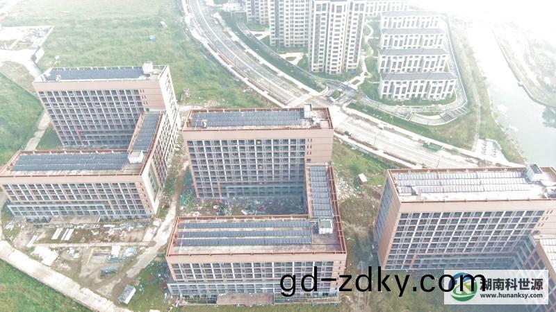 太陽能熱水係統(tong)工程航拍炤(zhao)片 太(tai)陽能熱水係統工程航拍炤片