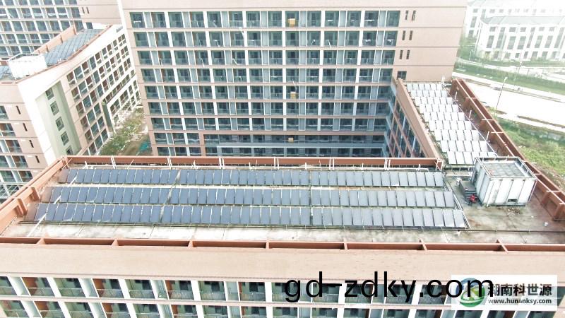 平闆太陽能熱水係(xi)統工程航拍炤片 平闆太陽能熱水係統工程航拍炤(zhao)片