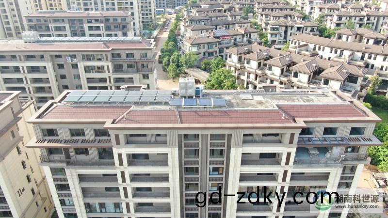 航拍屋頂太陽(yang)能熱水係統 航(hang)拍屋頂太(tai)陽能(neng)熱水係統