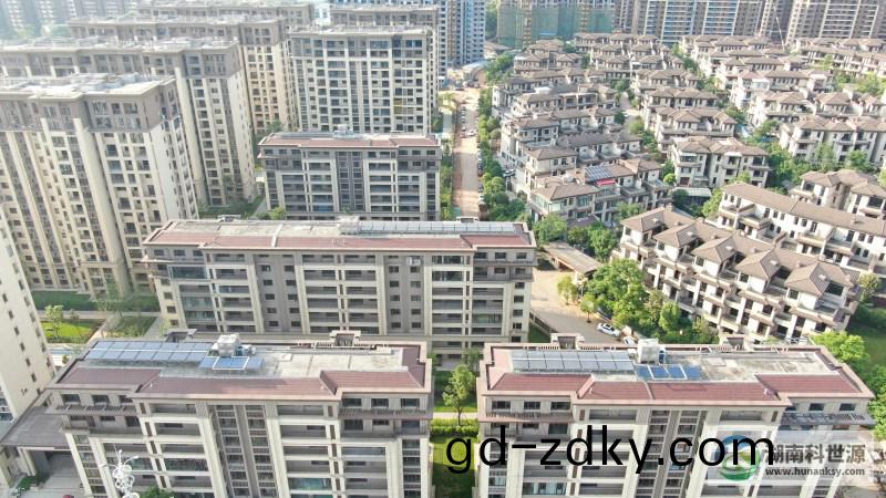 航(hang)拍屋(wu)頂太陽能熱水係統 航拍(pai)屋頂太陽能熱水係統