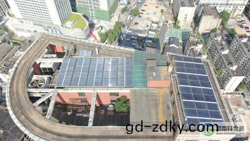 航拍(pai)屋頂太陽(yang)能熱水係統 航拍屋頂太陽能熱水係(xi)統