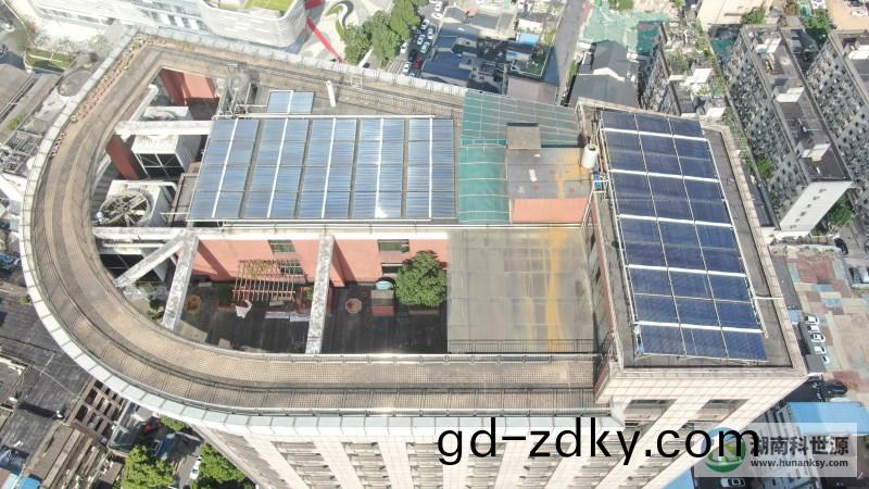 航拍屋頂太陽能熱水係統 航拍屋頂太陽能熱水係統(tong)