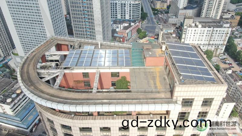 航拍屋頂太陽能熱水係(xi)統 航(hang)拍屋頂太(tai)陽能熱(re)水係統