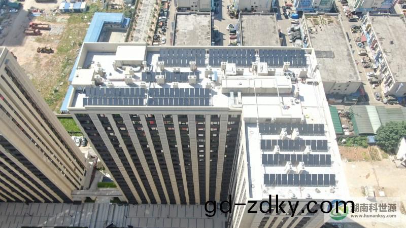 平闆太陽能熱水係統(tong)工程(cheng)